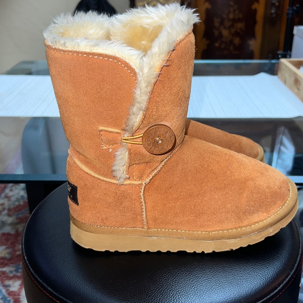 UGG Bailey Button II Tan Boots, chestnut, size 8, slightly used. - Picture 6 of 12